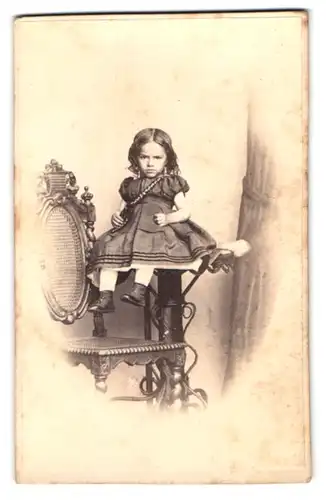 Fotografie unbekannter Fotograf und Ort, Portrait kleines Mädchen im Kleid