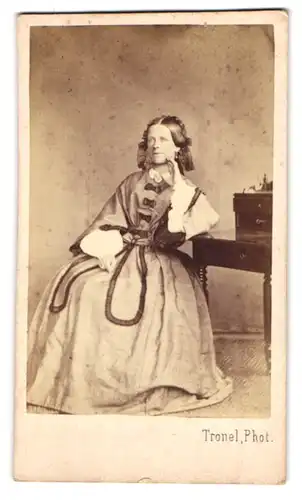Fotografie Tronel, Schaffhausen, Portrait ältere Dame im Kleid