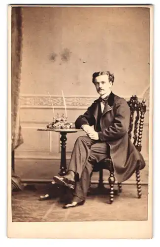 Fotografie C. T. Newcombe, London-EC, 135, Fenchurch Street, Portrait junger Herr in modischer Kleidung