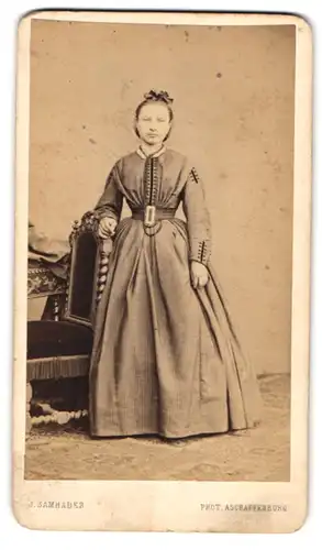 Fotografie J. Samhaber, Aschaffenburg, Alexandrastrasse, Portrait junge Dame im Kleid