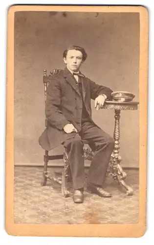 Fotografie R. Dittrich, Frankenberg, Klingbach 35, Portrait junger Mann im Anzug mit Schirmmütze