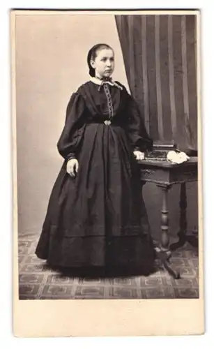 Fotografie unbekannter Fotograf und Ort, Portrait junge Dame im Kleid