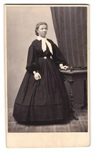 Fotografie unbekannter Fotograf und Ort, Portrait junge Dame im Kleid mit Buch