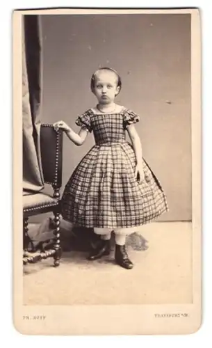 Fotografie Ph. Hoff, Frankfurt a. M., Portrait Mädchen im karierten Kleid
