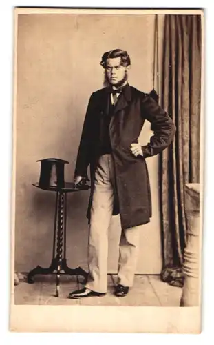 Fotografie unbekannter Fotograf und Ort, Portrait modisch gekleideter Herr mit Zylinderhut