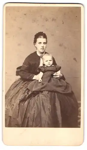 Fotografie Mondel & Jacob, Wiesbaden, Trinkhalle, Mutter im Biedermeierkleid mit Baby