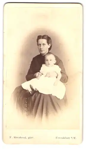 Fotografie F. Weisbrod, Frankfurt / Main, Bleichstr. 70, Portrait Mutter mit Baby im Taufkleid