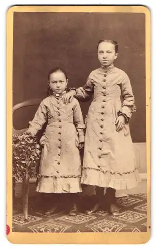 Fotografie Friedrich Rinck, Kandel, Schwestern tragen das gleiche Kleid