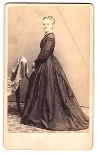 Fotografie Theodor Dietrich, Löbau, am Markt, hübsche junge Frau im schwarzen Biedermeierkleid