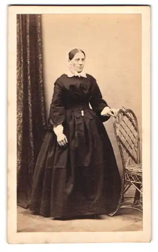 Fotografie unbekannter Fotograf und Ort, Portrait Dame mit Haube im schwarzen Sonntagskleid