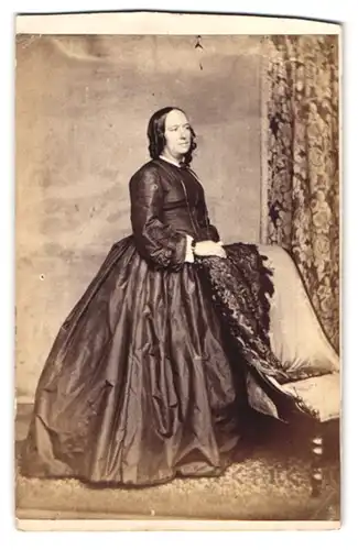 Fotografie Fotograf & Ort unbekannt, Portrait Mrs. Lane im Biedermeierkleid 1864
