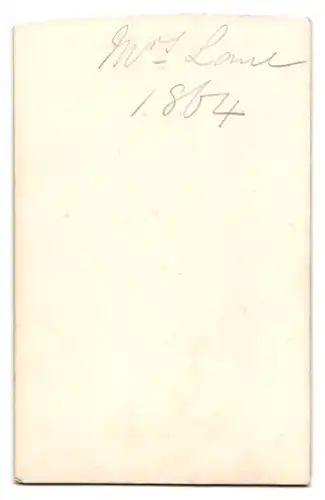 Fotografie Fotograf & Ort unbekannt, Portrait Mrs. Lane im Biedermeierkleid 1864