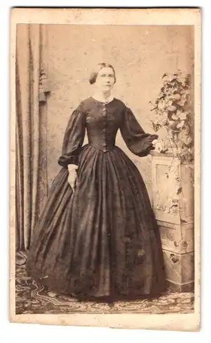 Fotografie A. Henning, Berlin, Alte Jacobsstrasse 90, Hausfrau im Sonntagskleid mit eng geschnürtem Mider