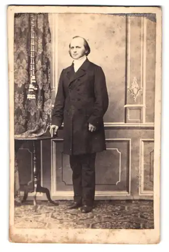 Fotografie unbekannter Fotograf und Ort, eleganter Herr mit hoher Stirn im Anzug