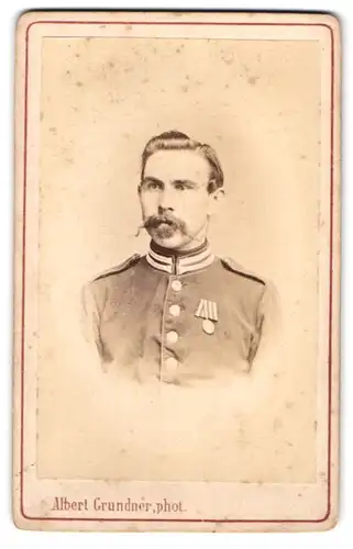 Fotografie Albert Grundner, Berlin, Leipzigerstr. 50, Portrait Garde-Soldat in Uniform mit Orden