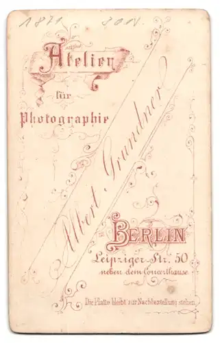 Fotografie Albert Grundner, Berlin, Leipzigerstr. 50, Portrait Garde-Soldat in Uniform mit Orden