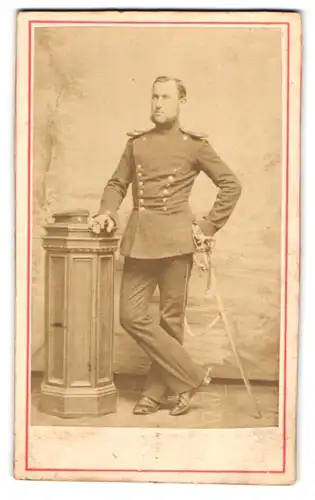 Fotografie H. Hirschfeld, Berlin, Behrenstr. 26, Soldat in Uniform mit Epauletten 2. Garde-Rgt.