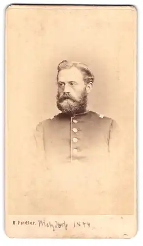 Fotografie H. Fiedler, Prag - Praze, Portrait Offizier in Uniform mit Vollbart