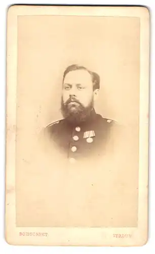 Fotografie Atelier Boissonnet, Verdun, 37 Rue St. Sauveur, Portrait Offizier in uniform mit Orden