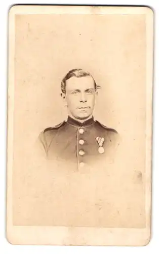 Fotografie C. Engelmann, Dresden, Bautznerstr. 52d, Portrait Soldat in Uniform mit K.u.k. Orden