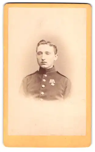 Fotografie Hermann Selle, Potsdam, Yorkstr. 4, Portrait Soldat Rohfleisch in Uniform mit Orden