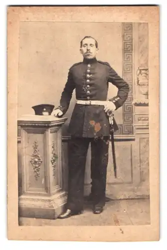 Fotografie unbekannter Fotograf und Ort, Soldat in Uniform mit Bajonett nebst Schirmmütze