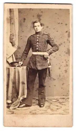 Fotografie unbekannter Fotograf und Ort, Portrait Soldat Gerrmann in Uniform mit Bajonett & Schlagband