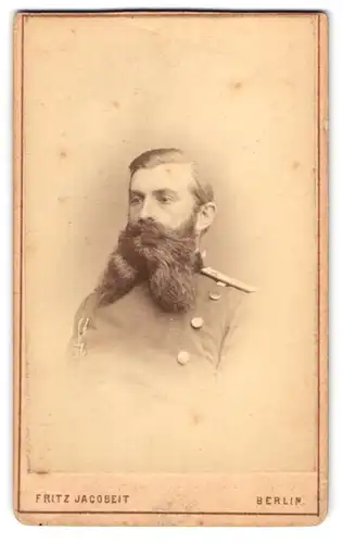 Fotografie Fritz Jacobeit, Berlin, Dorotheenstr. 858, Offizier in Uniform mit Orden & Vollbart