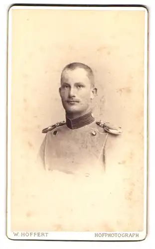 Fotografie W. Höffert, Berlin, Unter den Linden 24, Portrait Soldat in Uniform mit Epauletten