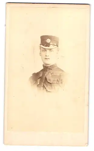 Fotografie Hills & Saunders, Eton, Portrait Britischer Soldat in Uniform mit Schirmmütze