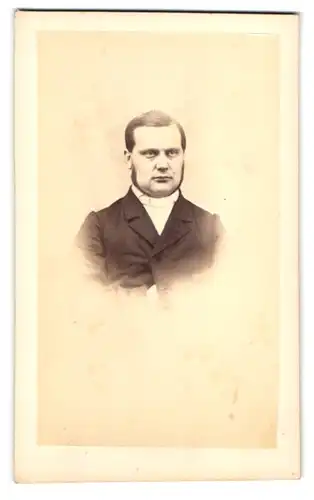 Fotografie Fotograf unbekannt, Hernnhut, Portrait Louis Theodor Erxleben, Bischof von Herrnhut mit Koteletten