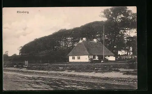 AK Kitzeberg, Kleines Häuschen mit Strohdach am Wasser