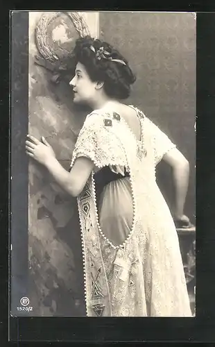Foto-AK RPH Nr. 1520 /2: Junge Dame im Abendgewand