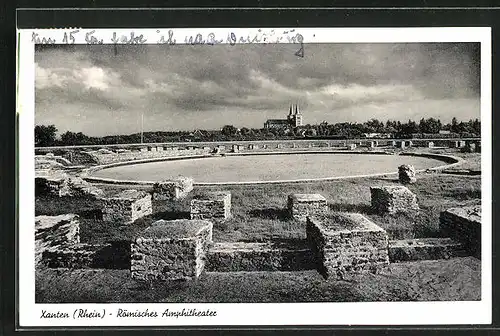 AK Xanten am Rhein, Römisches Amphitheater mit Ortschaft im Hintergrund