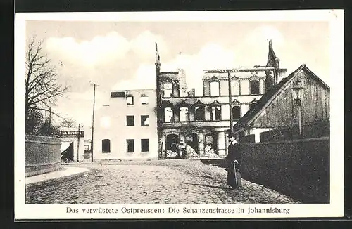 AK Johannisburg, Schanzenstrasse mit zerstörtem Haus