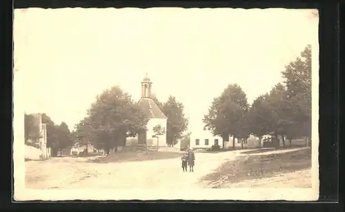 AK Horni Briza, Ortskern mit kleiner Kapelle