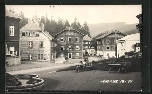 AK Karlsbrunn, Strassenpartie im Ort mit Cafe