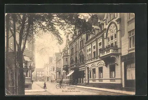 AK Herne, Heinrich-Strasse mit Radfahrer