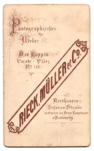 Fotografie Rieck - Müller & Co., Neuruppin, Paradeplatz 718, junger Mann im Anzug mit Mantel