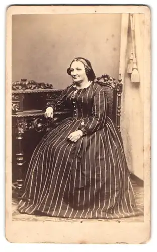 Fotografie Th. Ehrhardt, Magdeburg, Kleine Schulstrasse 23, Dame mit geflochtenem Haar trägt gestreiftes Kleid