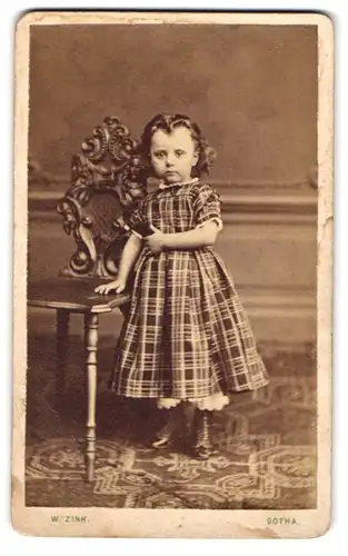 Fotografie W. Zink, Gotha, Auguststr. 7, niedliches Mädchen im karierten Kleid
