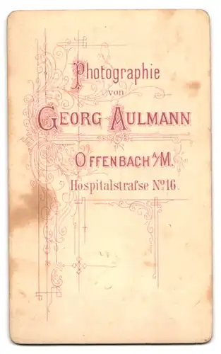 Fotografie Georg Aulmann, Offenbach / Main, Hospitalstr. 16, Edeldame mit weisser Haube im dunklen Kleid