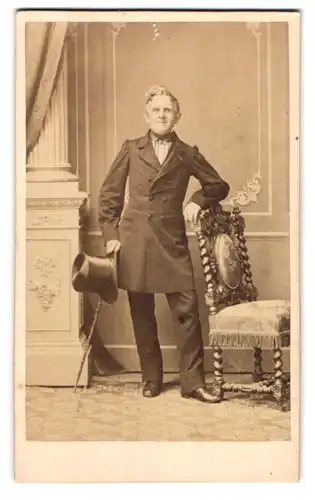 Fotografie Gustav Schultze, Naumburg / Saale, Lindenstr. 677, Edelmann im Anzug mit Mantel, Spazierstock & Zylinder