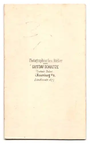 Fotografie Gustav Schultze, Naumburg / Saale, Lindenstr. 677, Edelmann im Anzug mit Mantel, Spazierstock & Zylinder
