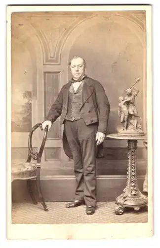 Fotografie Universal Photographic Company, London, 121 Cheapside, Gentleman im Anzug mit Fliege