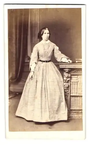 Fotografie J. Bateman, Canterbury, 51 St. Georges Street, betagte Lady im modischen Kleid