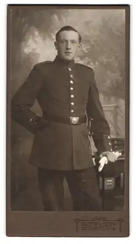 Fotografie Gustav Bopp, Weingarten i. W., Soldat in Uniform mit Bajonett & Portepee