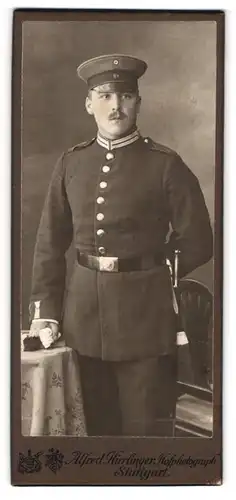 Fotografie Alfred Hirrlinger, Stuttgart, Gartenstr. 9, Garde-Soldat in Uniform mit Bjonett & Schirmmütze