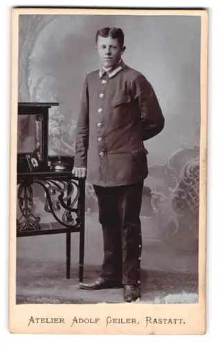 Fotografie Adolf Geiler, Rastatt, Bahnhofstr. 4, Beamter in Uniform nebst Schirmmütze