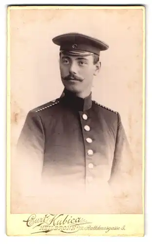 Fotografie Curt Kubica, Heilbronn a. N., Portrait Soldat Einjährig Freiwilliger in Uniform mit Schirmmütze